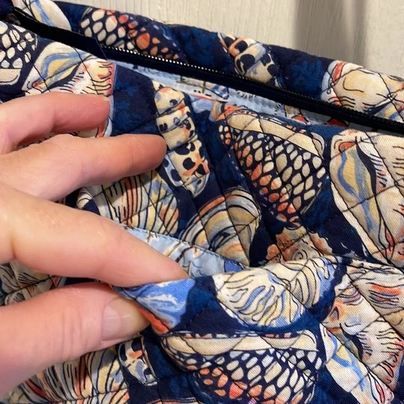 NWOT. Vera Bradley Cross body purse - Picture 6 of 7